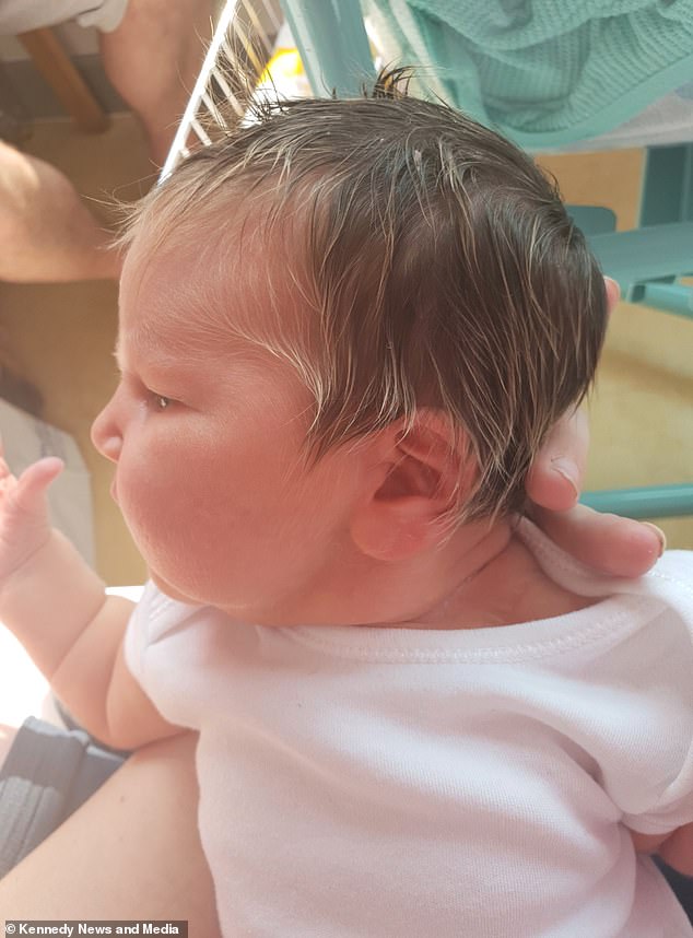 daisy 3 Bebê nasce com cabelo com luzes naturais