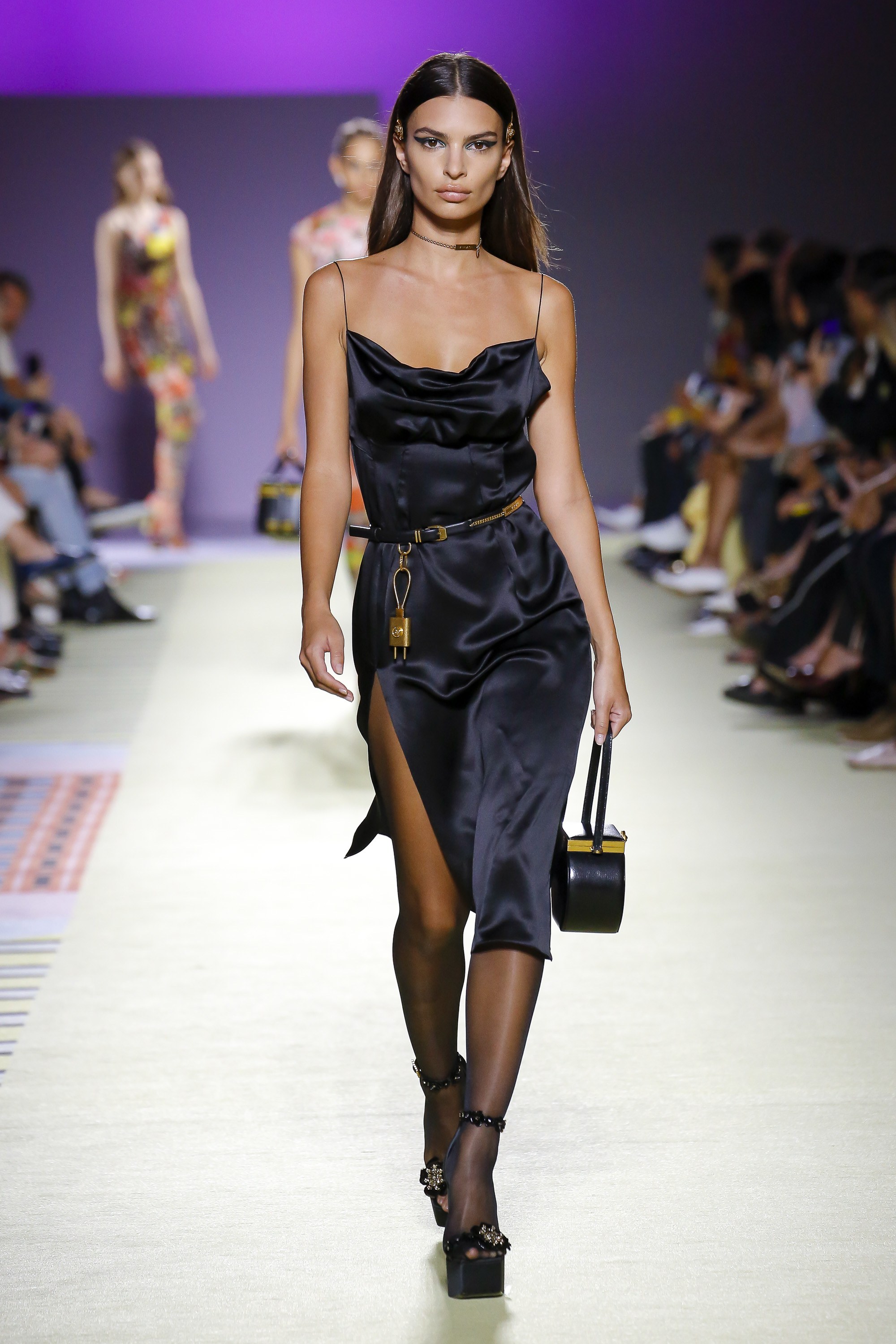 vestido com decote drapeado