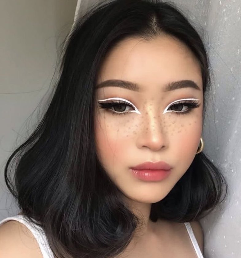 delineador branco egípicio Mulher usando delineador branco