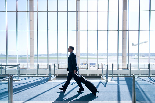 Homem no aeroporto Homem no aeroporto