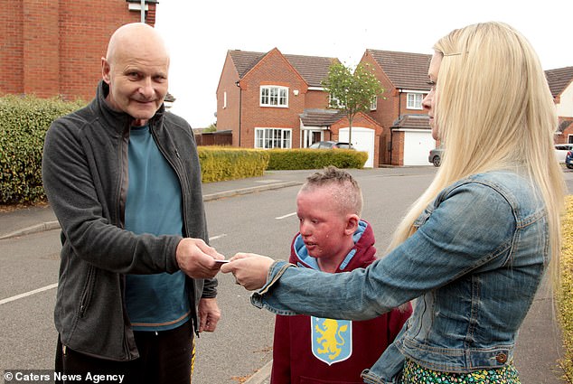 O drama dos pais de menino que foi tachado de “diabólico” por doença
