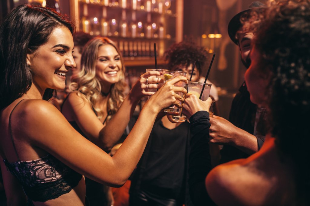 Grupo de mulheres bebendo em um clube