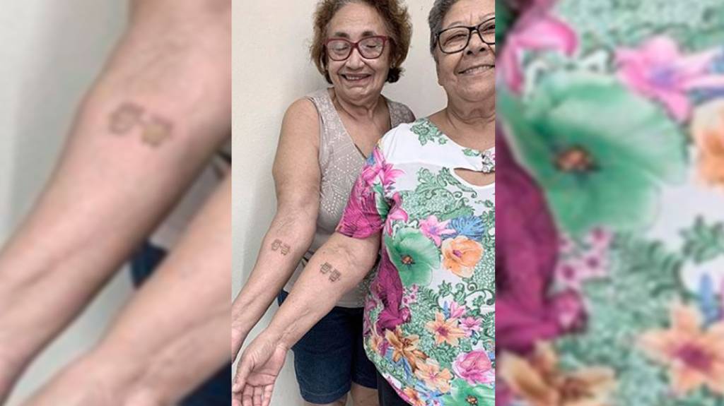 Para celebrar mais de 30 anos de amizade, elas tatuaram copo de cerveja
