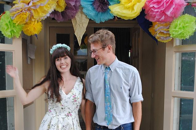 Mulher faz cerimônia de casamento com pouco mais de R$ 2 mil