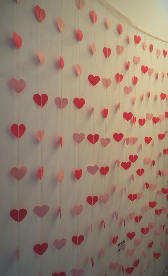 Corações de papel decorando parede