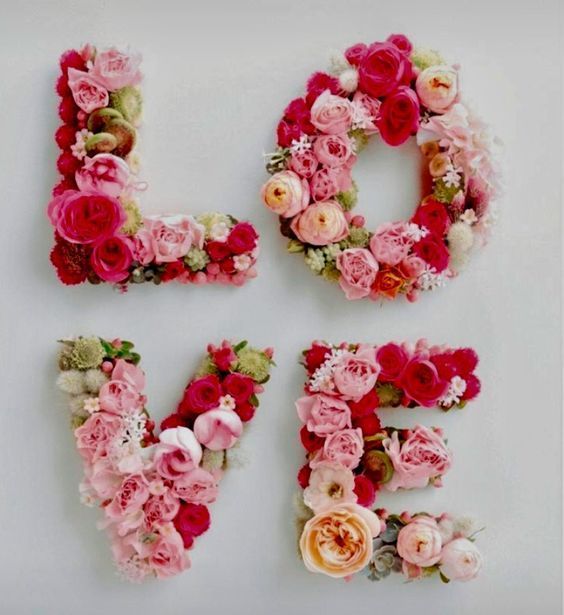 Palavra "love" formada por letras decoradas com flores coloridas