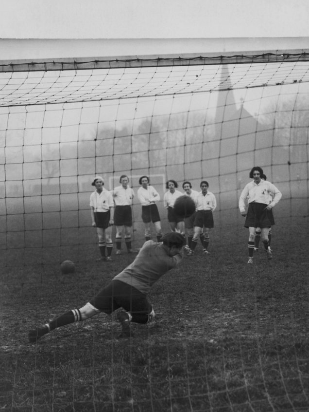 Em 1926, o "Dick, Kerr's Ladies F.C." teve seu nome alterado para "The Preston Ladies Fooball Club", por representar a origem do time - a cidade de Preston. Nesta foto, datata de 1935, as meninas praticam pênaltis durante um treino. Elas iriam tentar manter o título de campeãs mundiais na Bélgica, dali um ano.