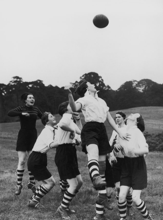 Mesmo com o surgimento de algumas barreiras contra o futebol feminino, a equipe do Preston Ladies não desistiu de jogar e tornou-se símbolo de resistência. Nesta foto, elas treinavam para participar de um torneio continental, em maio de 1939.