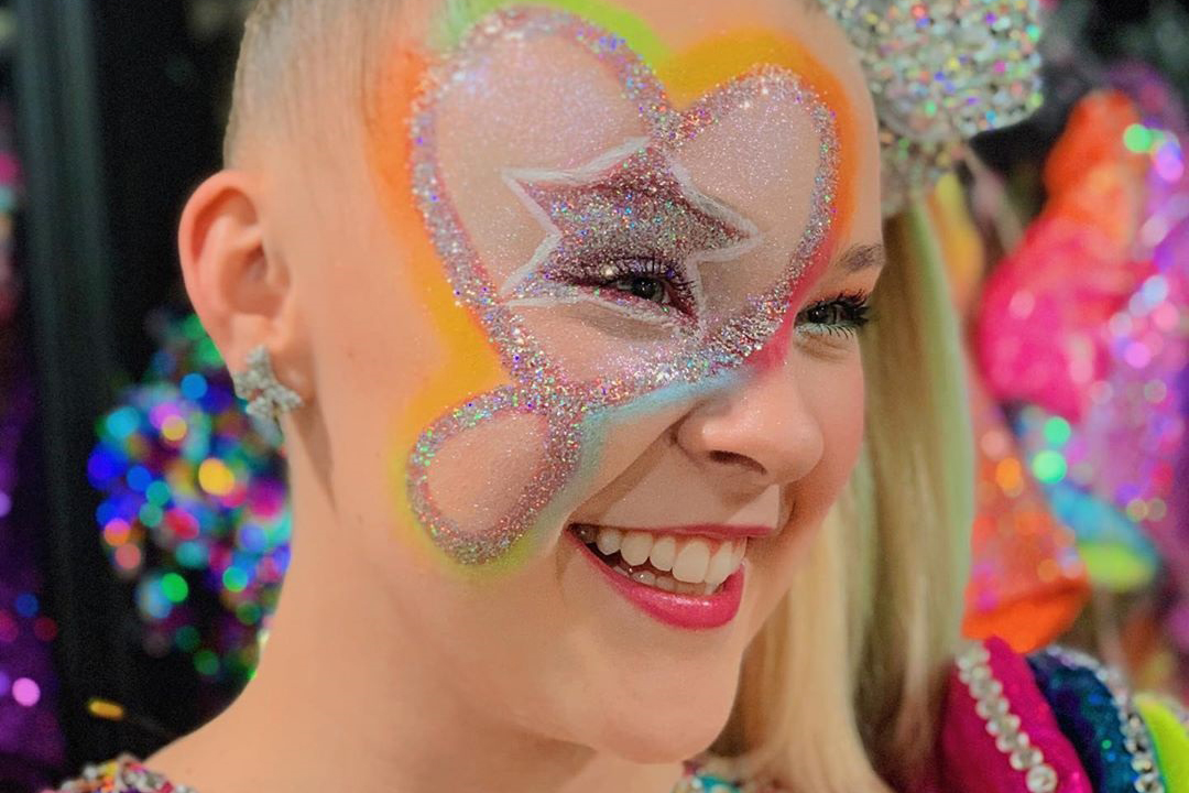 jojo siwa Jojo Siwa tem kit de maquiagem recolhido