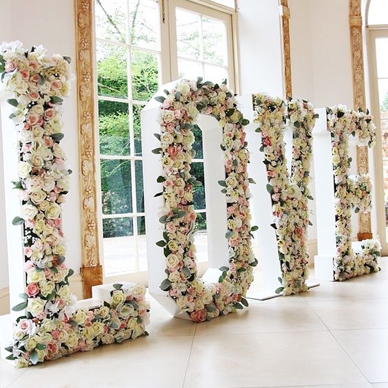 Palavra "love" formada por letras decoradas com flores