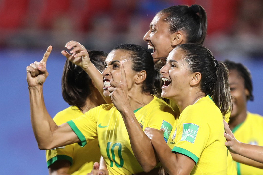 Marta faz gol de pênalti que garante vitória do Brasil sobre a Itália
