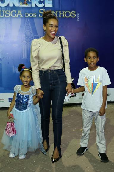 Ta&iacute;s Ara&uacute;jo e filhos