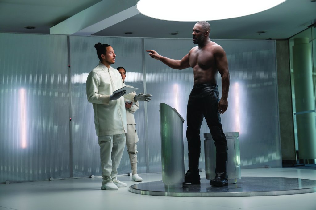 Idris Elba em cena de Velozes e Furiosos: Hobbs & Shaw