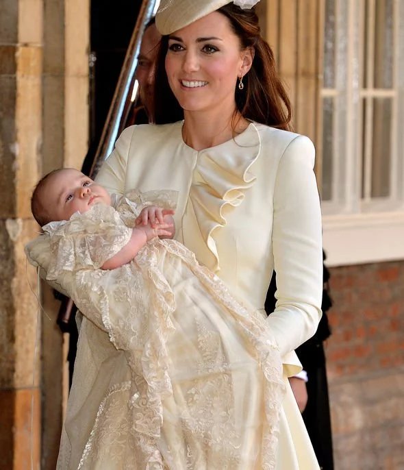 Kate Middleton e príncipe George, no dia de seu batizado