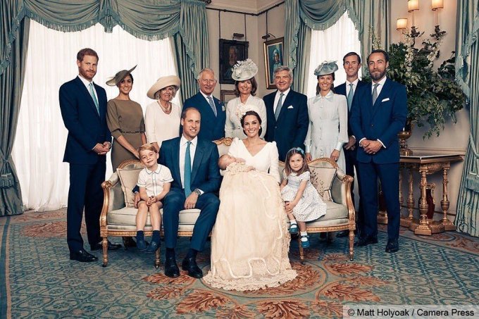 Família real posa para foto após batizado de príncipe Louis