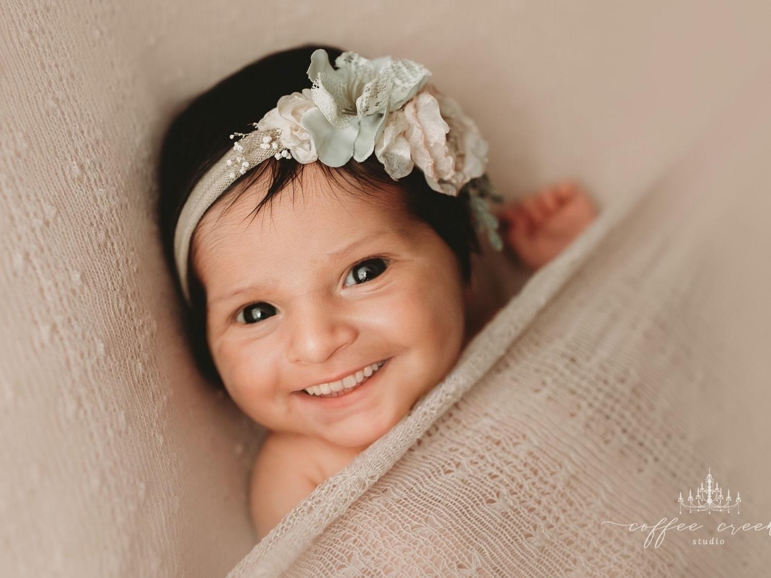 beb&ecirc; com dente