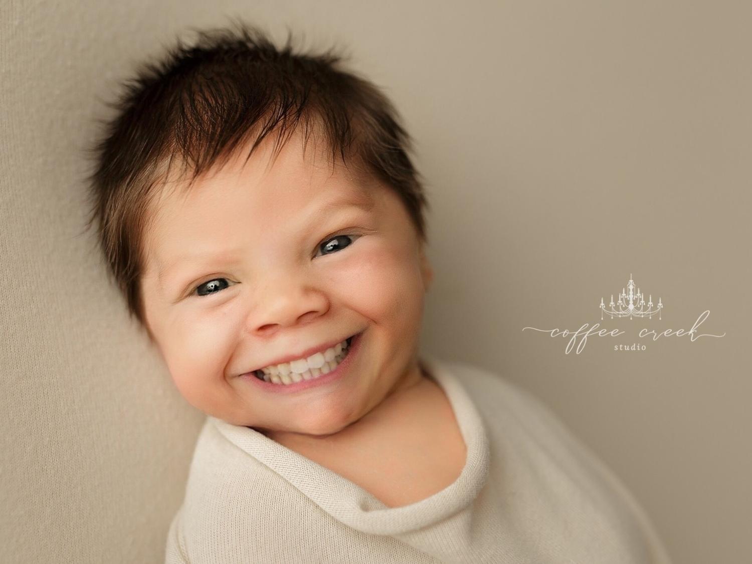 beb&ecirc; com dente