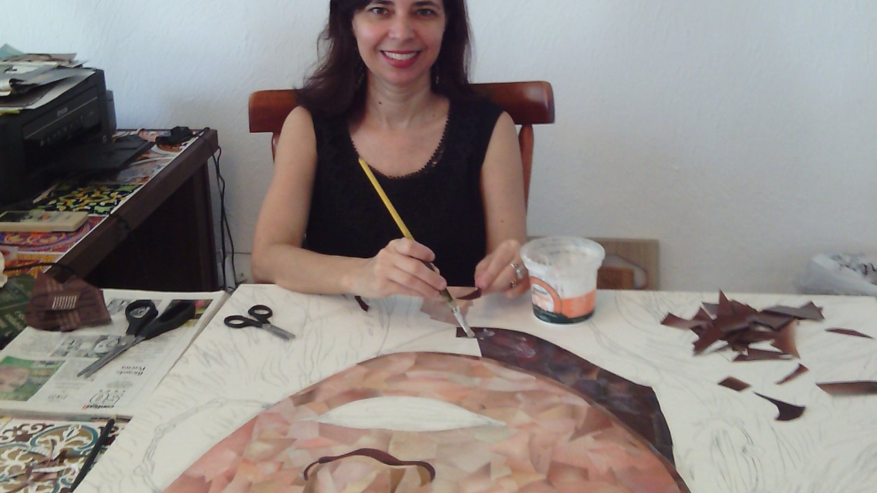 Silvana Perez trabalhando em uma de suas obras premiadas