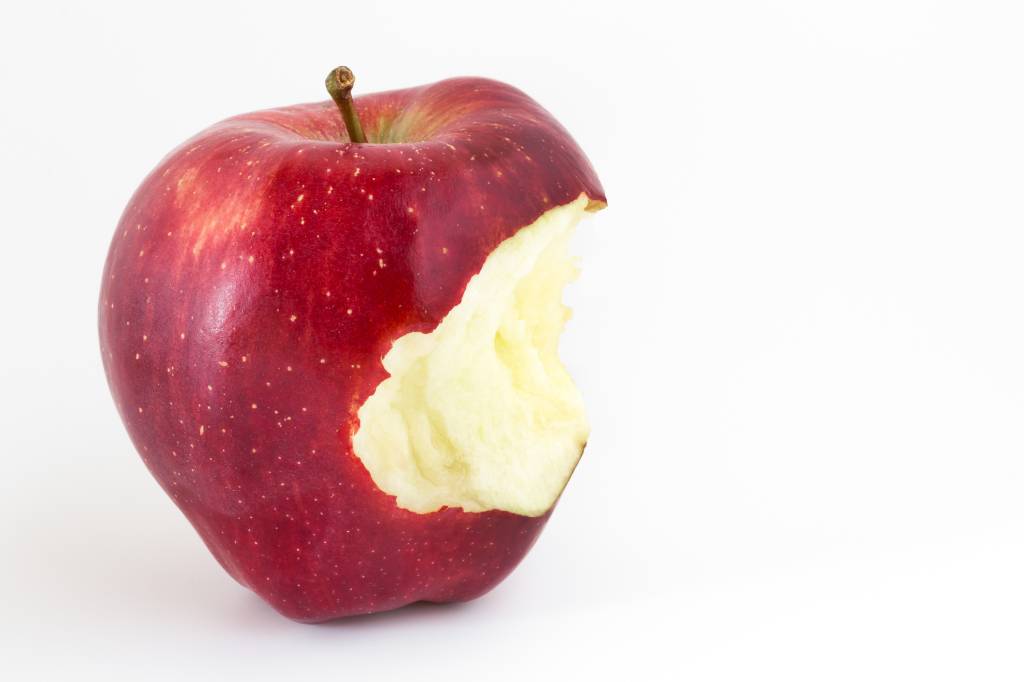 Bebê tem paralisia cerebral após engasgar com pedaço de maçã