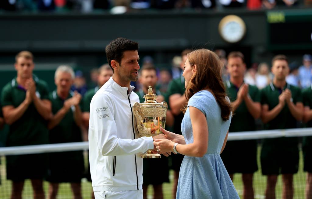 Novak Djokovic recebe de Kate Middleton o troféu de campeão Novak Djokovic recebe de Kate Middleton o troféu de campeão