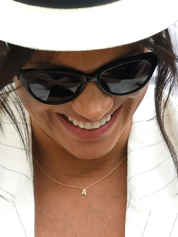Meghan Markle usando colar com a inicial “A”, de Archie. Meghan Markle usando colar com a inicial