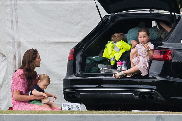 Kate e os filhos em piquenique