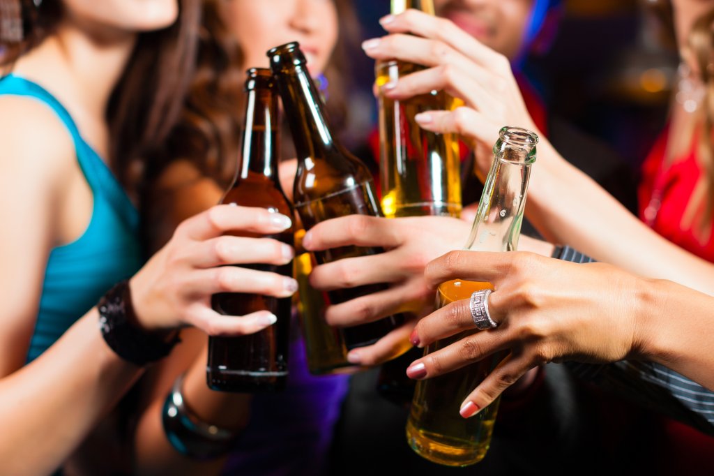 Uso abusivo de bebida alcoólica cresce entre mulheres, diz pesquisa