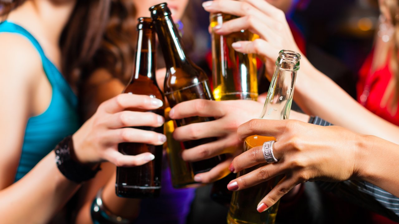Uso abusivo de bebida alcoólica cresce entre mulheres, diz pesquisa
