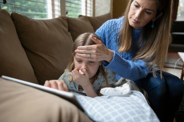 Mãe cuidando de criança com gripe Mãe cuidando de criança com gripe