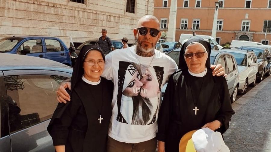 Henrique Fogaça causa polêmica ao postar foto com freiras