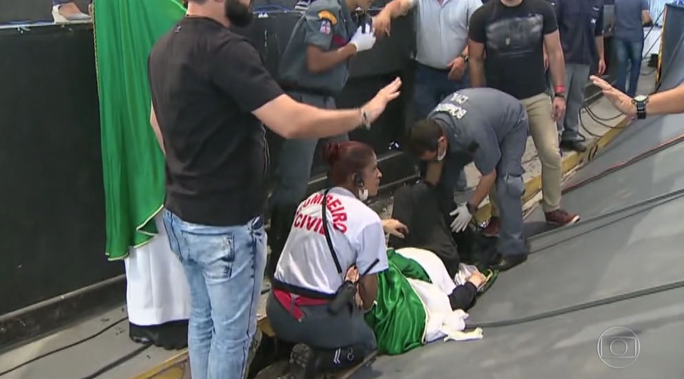 Padre Marcelo Rossi sendo atendido após empurrão