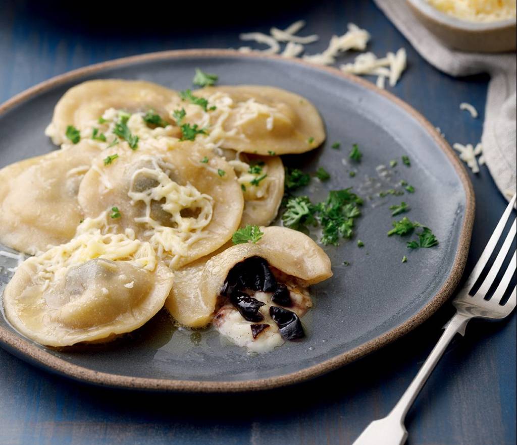 Tortéi de queijo da canastra com passas de jabuticaba