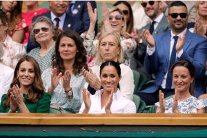 Meghan Markle e Kate Middleton assistiram juntas à final feminina de Wimbledon