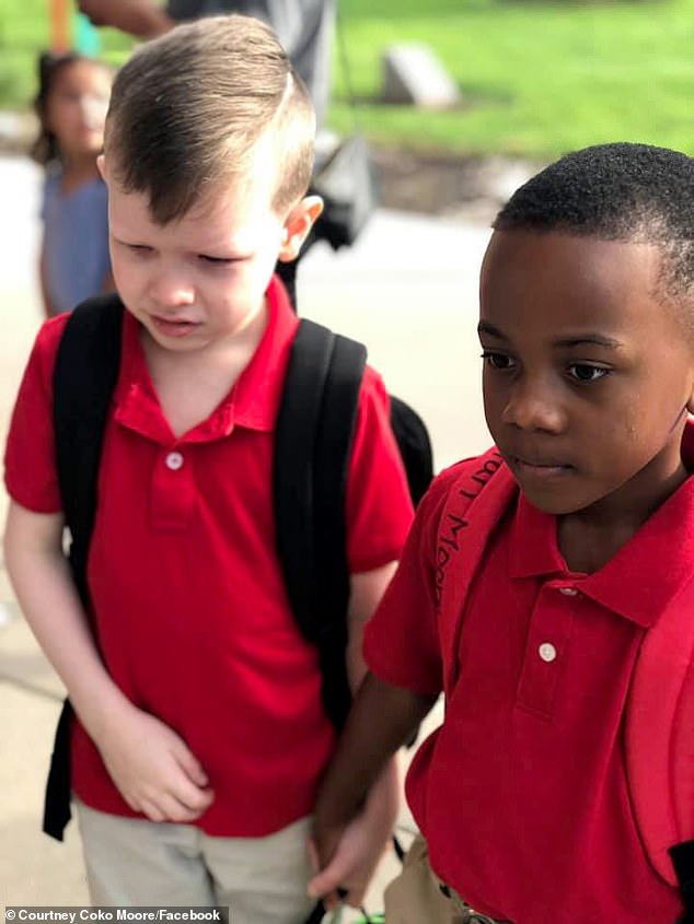 Menino ajuda colega em primeiro dia de aula Menino ajuda colega em primeiro dia de aula