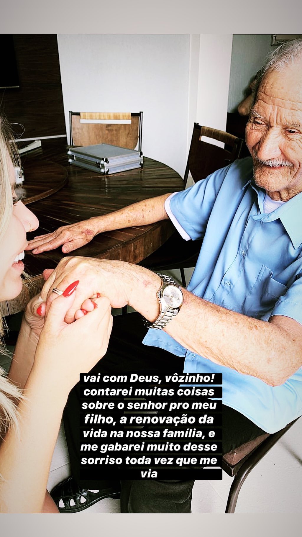 Marília Mendonça compartilhou em seus stories uma foto beijando a mão de seu avô