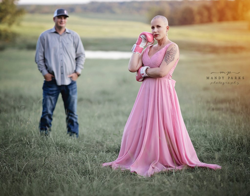 Sessão de fotos representa a luta de uma mulher contra o câncer de mama