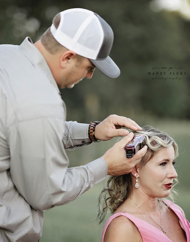 Kelsey raspando a cabeça de sua esposa Charlie, que luta contra o câncer de mama