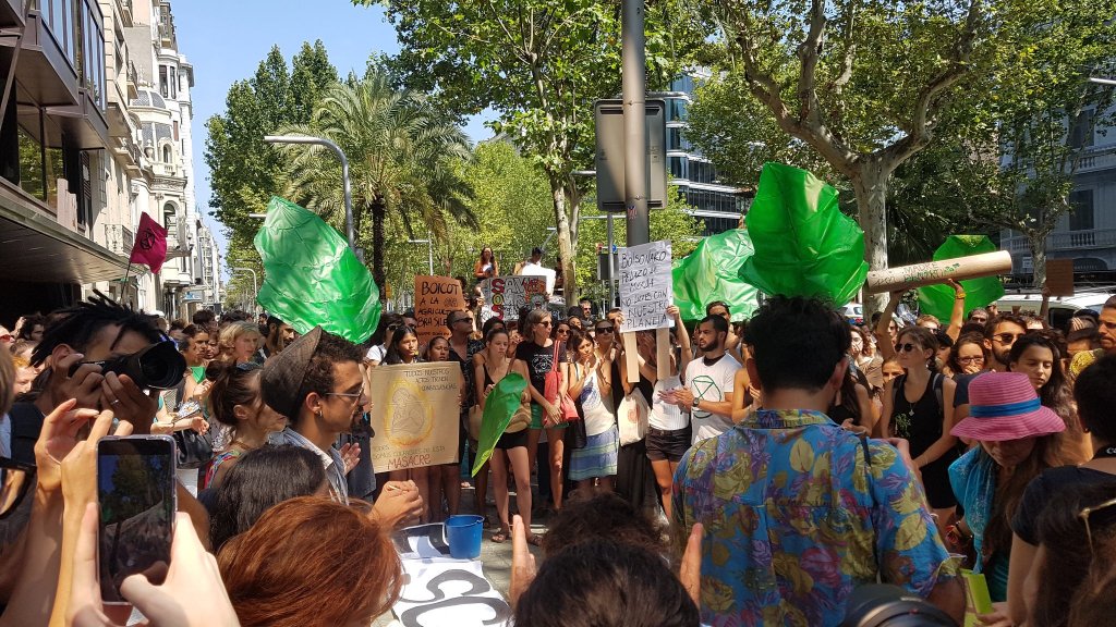 Manifestantes protestam contra a devastação da Amazônia em frente a embaixada brasileira em Barcelona, na Espanha