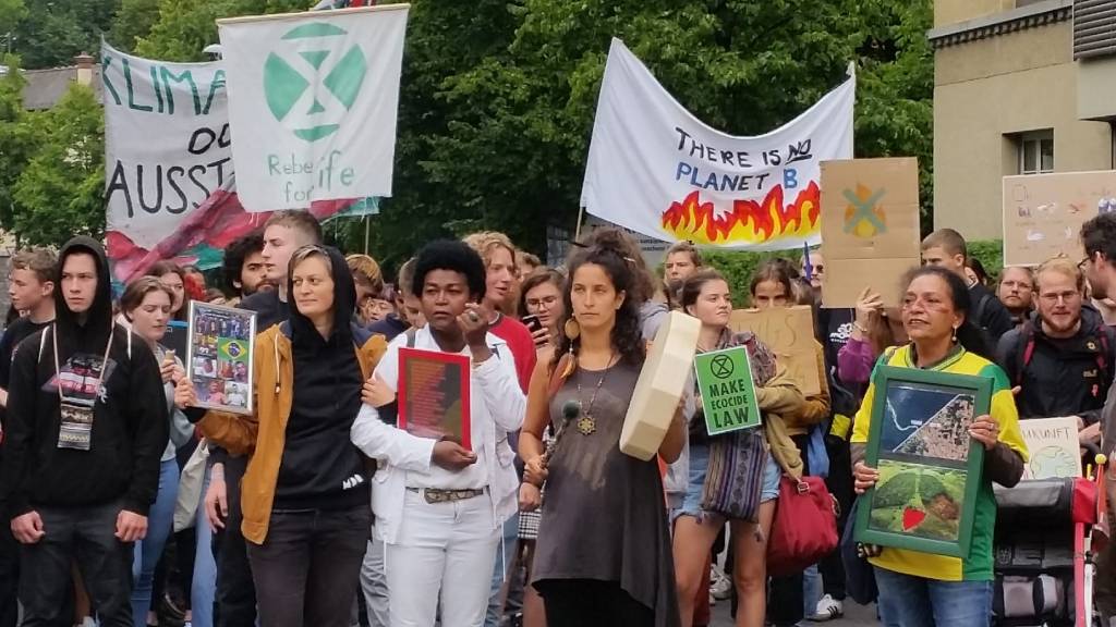 Manifestantes protestam contra a devastação da Amazônia em frente a embaixada brasileira em Berna, Suíça Manifestantes protestam contra a devastação da Amazônia em frente a embaixada brasileira em Berna, Suíça