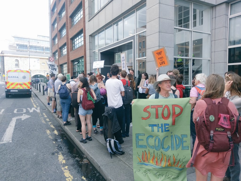 Manifestantes protestam contra a devastação da Amazônia em frente a embaixada brasileira em Dublin, na Irlanda