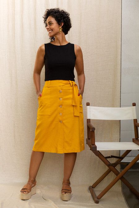 saia mostarda combina com que cor de blusa