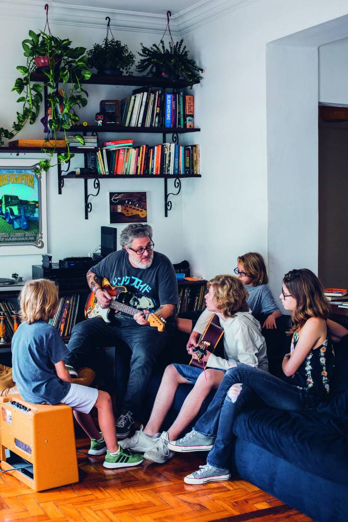 filhos Paizão e louco por música, o chef Benny Novak apresentou cedo aos filhos seus discos e instrumentos. Virou uma paixão coletiva. Depois deste almoço especial, ele aproveitou para mostrar alguns acordes para Fernando (na foto, com o violão), os gêmeos André (de óculos) e Gabriel e a primogênita, Sofia