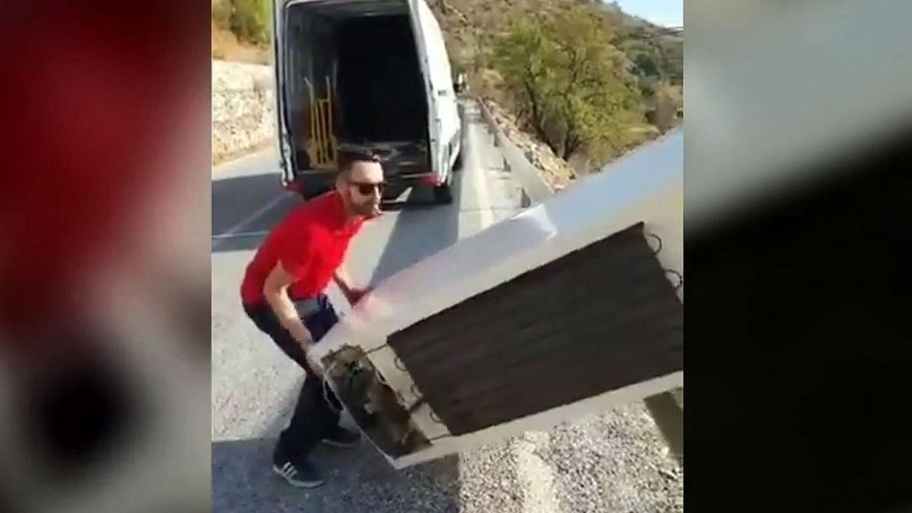 Homem leva multa após jogar geladeira em barranco