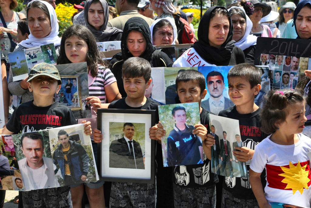 Crianças e mulheres Yazidi que tiveram parentes mortos pelo grupo ISIS protestam em Toronto, no Canadá