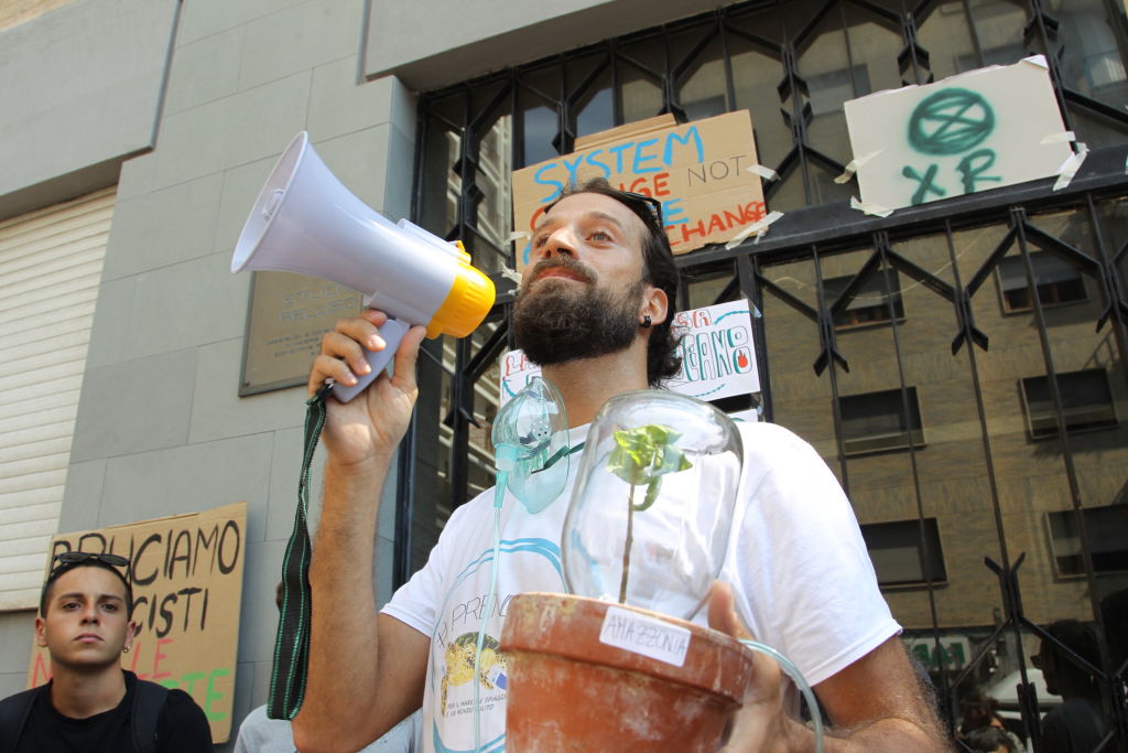 Protestos pró-Amazônia em frente ao consulado brasileiro, em Naples, na Itália