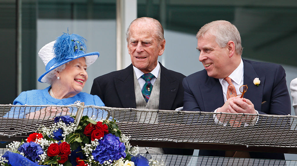 Príncipe Andrew com a Rainha Elizabeth e Philip