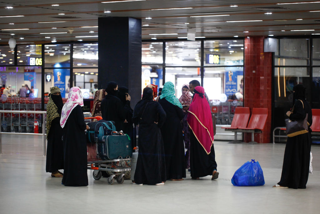 Mulheres sauditas conseguem permissão para viajar sozinhas