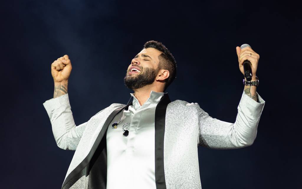 Gusttavo Lima surpreende fãs com anúncio em show
