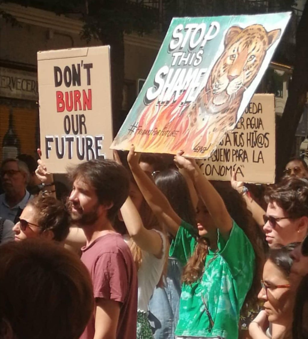 Manifestantes protestam contra a devastação da Amazônia em frente a embaixada brasileira em Madri, na Espanha