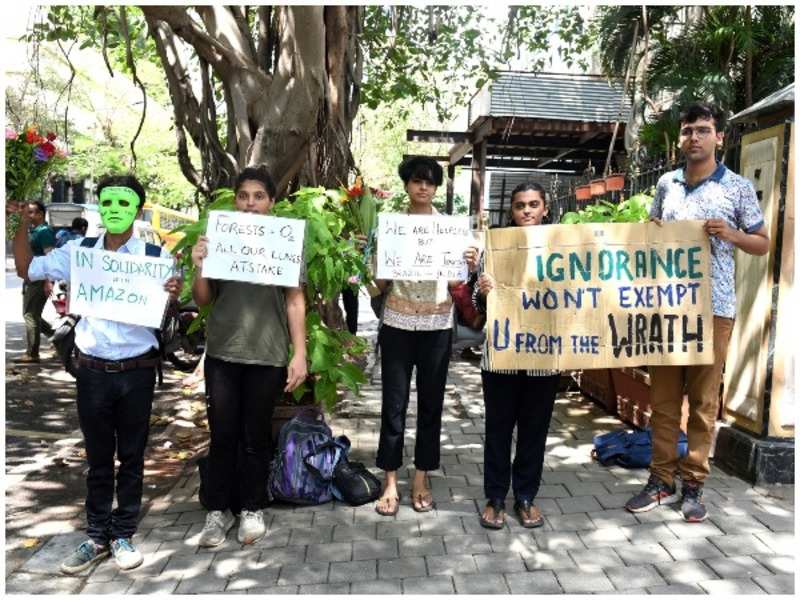 Manifestantes protestam contra a devastação da Amazônia em frente a embaixada brasileira em Mumbai, na Índia